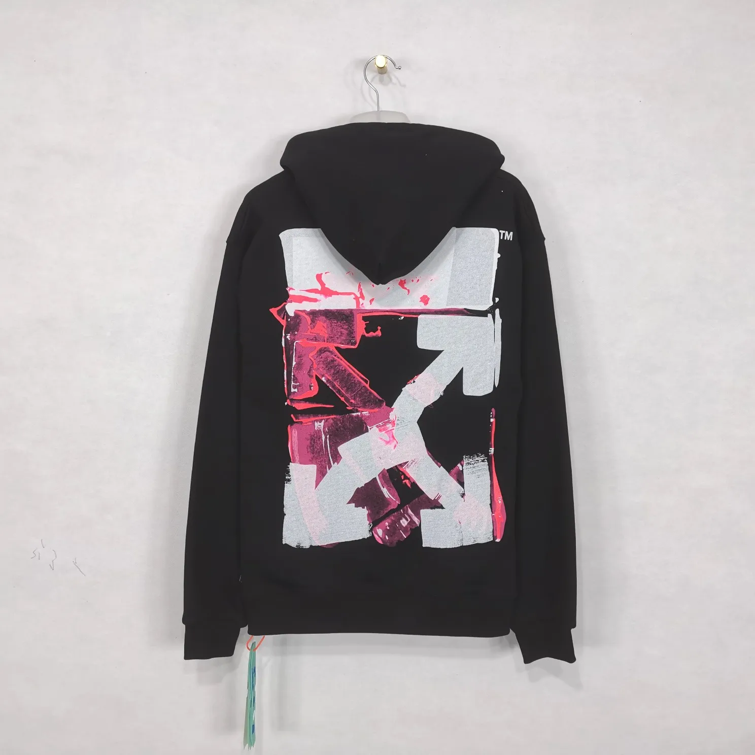 The top tested version OFFWHITE (OW) pink hand-painted graffiti limited edition incomplete arrow hoodie pullover sweatshirt pure cotton loose printing using composite screen printing. Looks like graffiti. The new logo print is simple and clean on the chest. The left and right hands of the portrait click off and white respectively, and there is an extra rose-red paint embellishment. This may be inseparable from the street graffiti culture. The back is the iconic large arrow pattern, black and white contrasting colors, graffiti and wall painting techniques. Every trace is obvious. One of the arrows is painted with rose-red paint. The natural effect of the pigment is smudged, with a feeling of depth and water stains, which is very special. The fabric is made of 460g fish scale terry cotton fabric, which is full of drape and is a big release. Size: XS-L Color: Black P:390